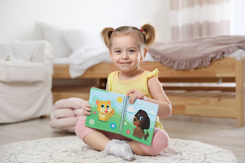 Carina bambina con libro a casa - Foto, immagini