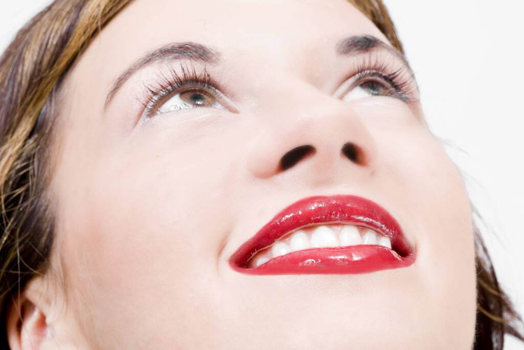χαρούμενη παρομοίωση ενός όμορφου νεαρού κοριτσιού με σέξι κόκκινα χείλη που κοιτούν προς τα πάνω - Φωτογραφία, εικόνα