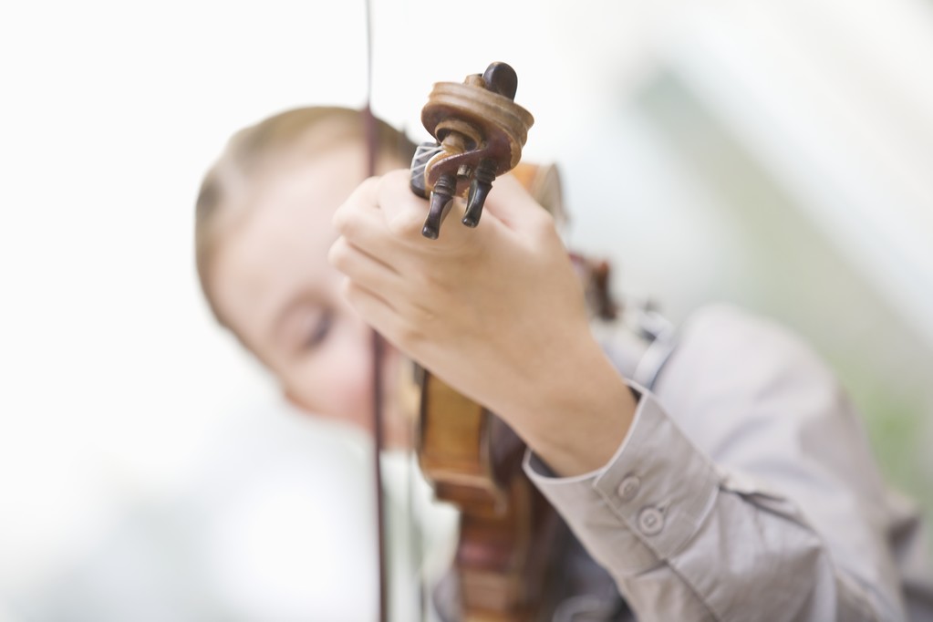 若い女の子の演奏ヴァイオリン - 写真・画像