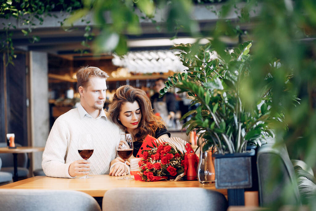 Elegante pareja pasa tiempo en un restaurante
 - Foto, Imagen