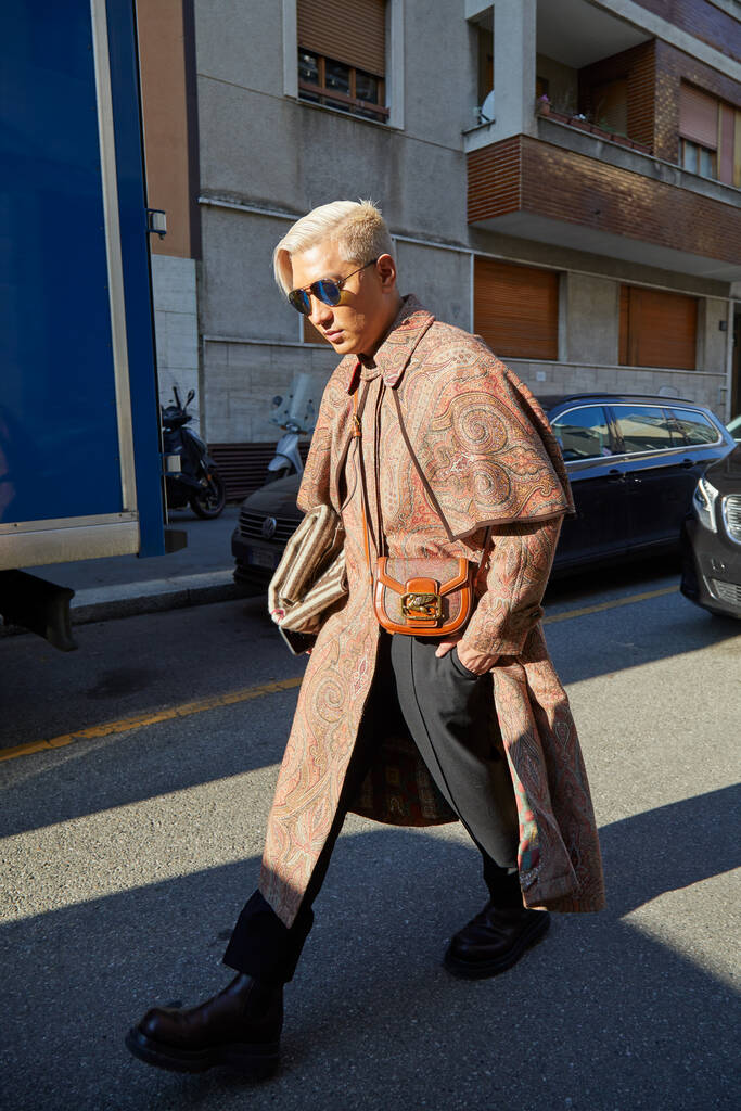 Bryanboy avec manteau et sac Etro avant le défilé de mode Etro, Milan Fashion Week street style
  - Photo, image