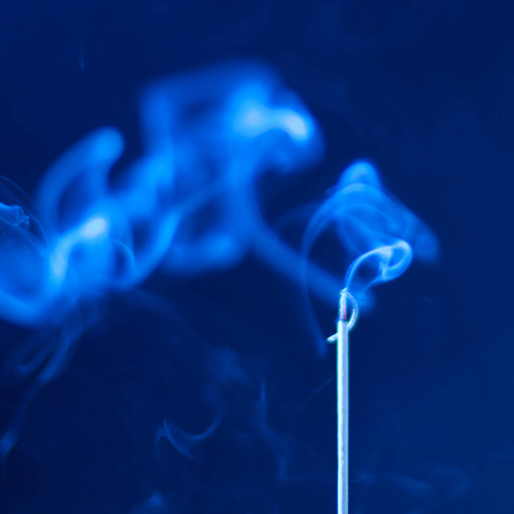 палаюча паличка з димом на абстрактному фоні
 - Фото, зображення