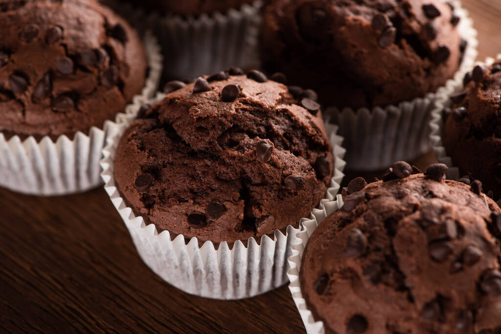 Nahaufnahme von frischen Schokoladenmuffins auf Holzoberfläche - Foto, Bild