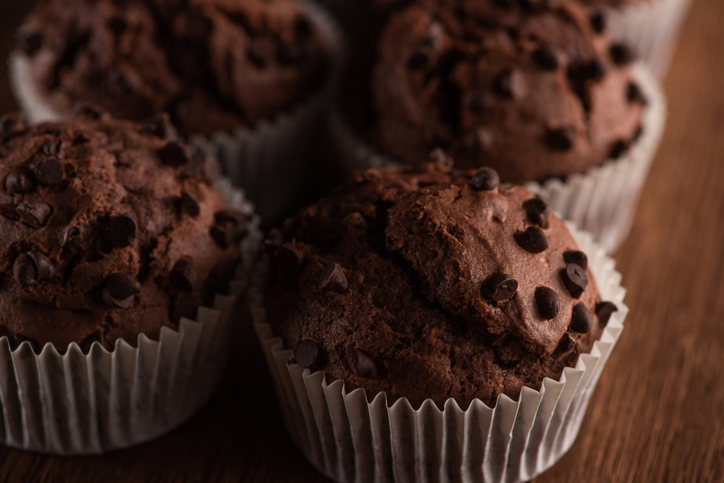 vista de perto de muffins de chocolate fresco na superfície de madeira
 - Foto, Imagem