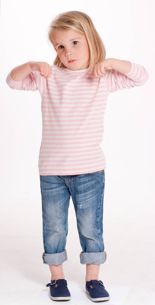  маленькая очаровательная девушка в стильной одежде, позирует перед камерой - Фото, изображение