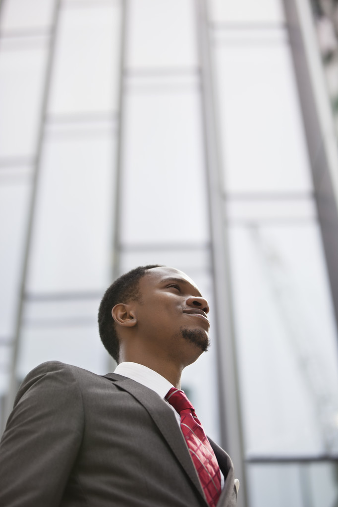 Un homme d'affaires afro-américain détournant les yeux
 - Photo, image