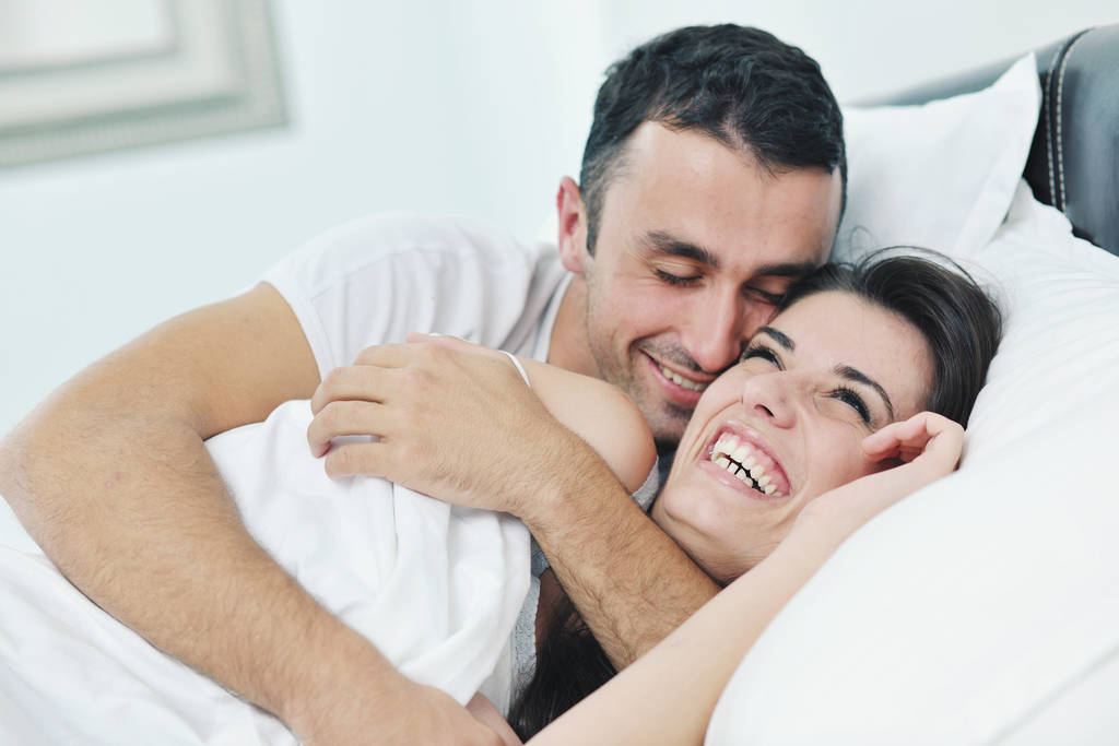 šťastný mladý zdravý lidé pár mají dobrý čas ve své ložnici milovat a spát - Fotografie, Obrázek