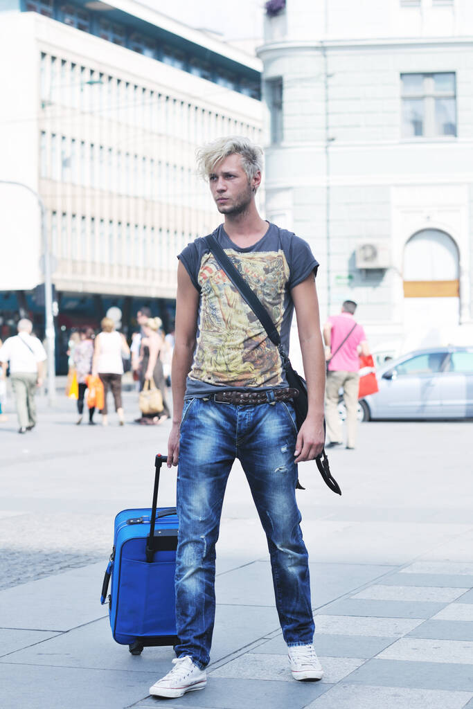 Portrait d'un beau jeune homme avec fond urbain et style de vêtements de mode
 - Photo, image