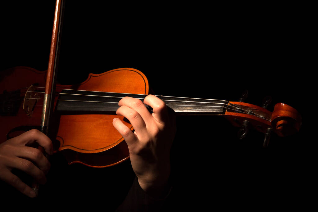Mãos tocando violino isolado em preto
 - Foto, Imagem