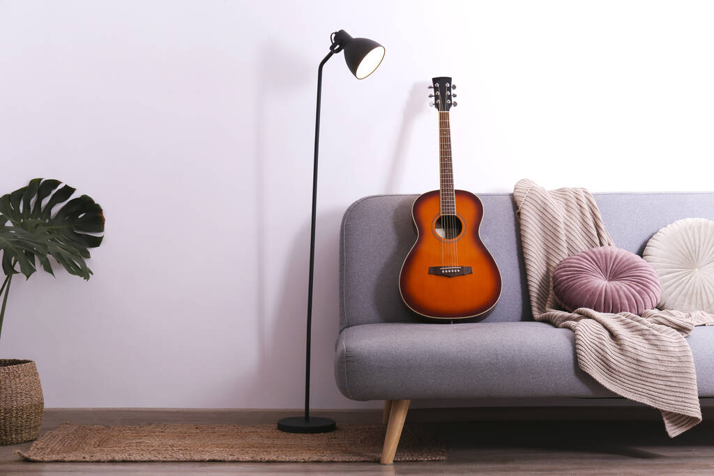 Guitarra de tamanho menor com pescoço de mogno e um fingerboard de pau-rosa liso
 - Foto, Imagem