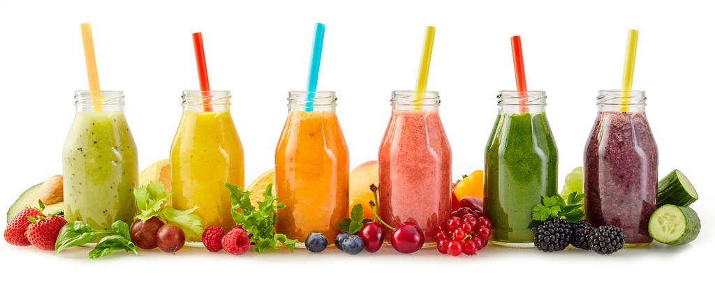 Σειρά υγιεινών smoothies φρούτων και λαχανικών με διάφορα συστατικά που σερβίρονται σε γυάλινα μπουκάλια με καλαμάκια που απομονώνονται σε λευκό χρώμα σε πανόραμα banner - Φωτογραφία, εικόνα