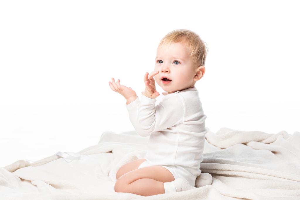 Πλευρική άποψη του χαριτωμένο παιδί γονατίζει με υψωμένα χέρια και ανοιχτό στόμα απομονώνονται σε λευκό - Φωτογραφία, εικόνα