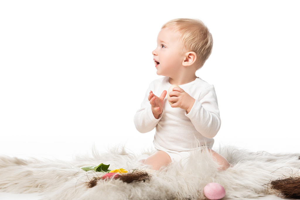 Criança bonito com a boca aberta olhando para longe na pele isolada no branco
 - Foto, Imagem