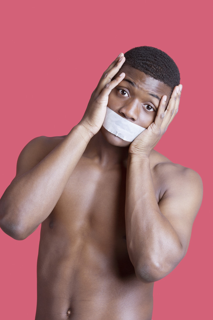 muž s páskou přes ústa - Fotografie, Obrázek