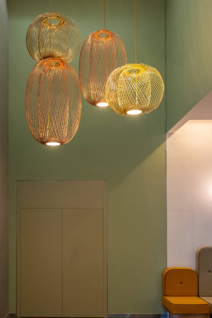 Een verticaal schot van twee paar decoratieve lampen opknoping van het plafond - Foto, afbeelding