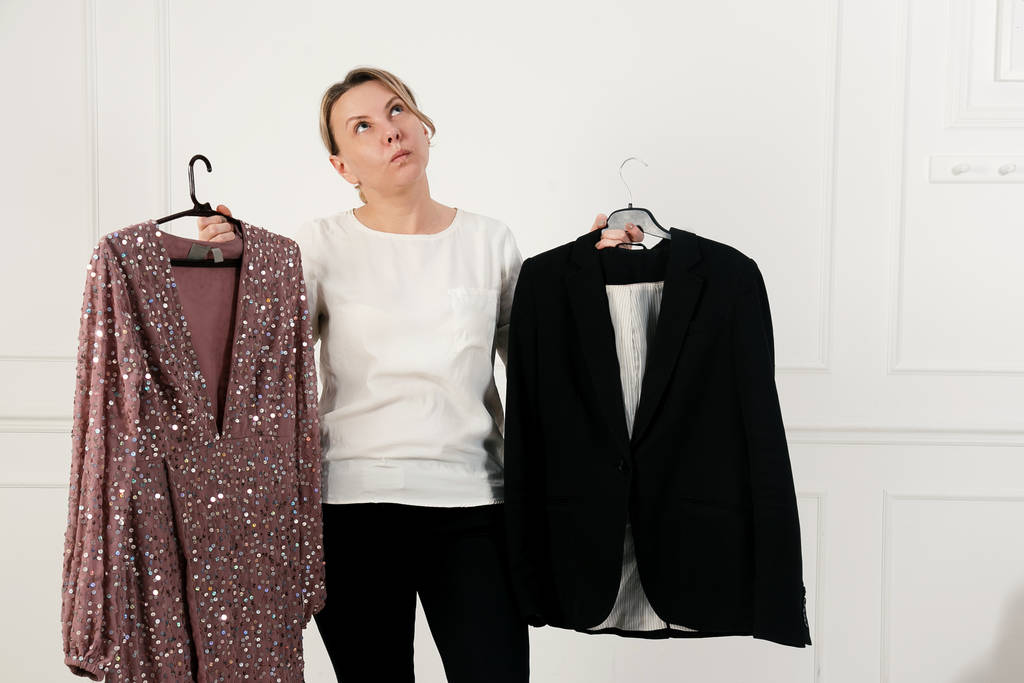 Bir kadının ne giyeceğini bilmemek gibi zor bir seçeneği vardır. Gece elbisesi ya da iş elbisesi. - Fotoğraf, Görsel