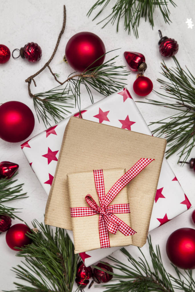 Tebrik kartı - Noel beyaz ahşap arka planı ve noel süslemesi - Fotoğraf, Görsel