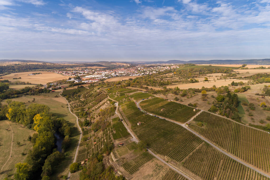 Blick aus der Vogelperspektive auf Weinberge in Süddeutschland - Foto, Bild