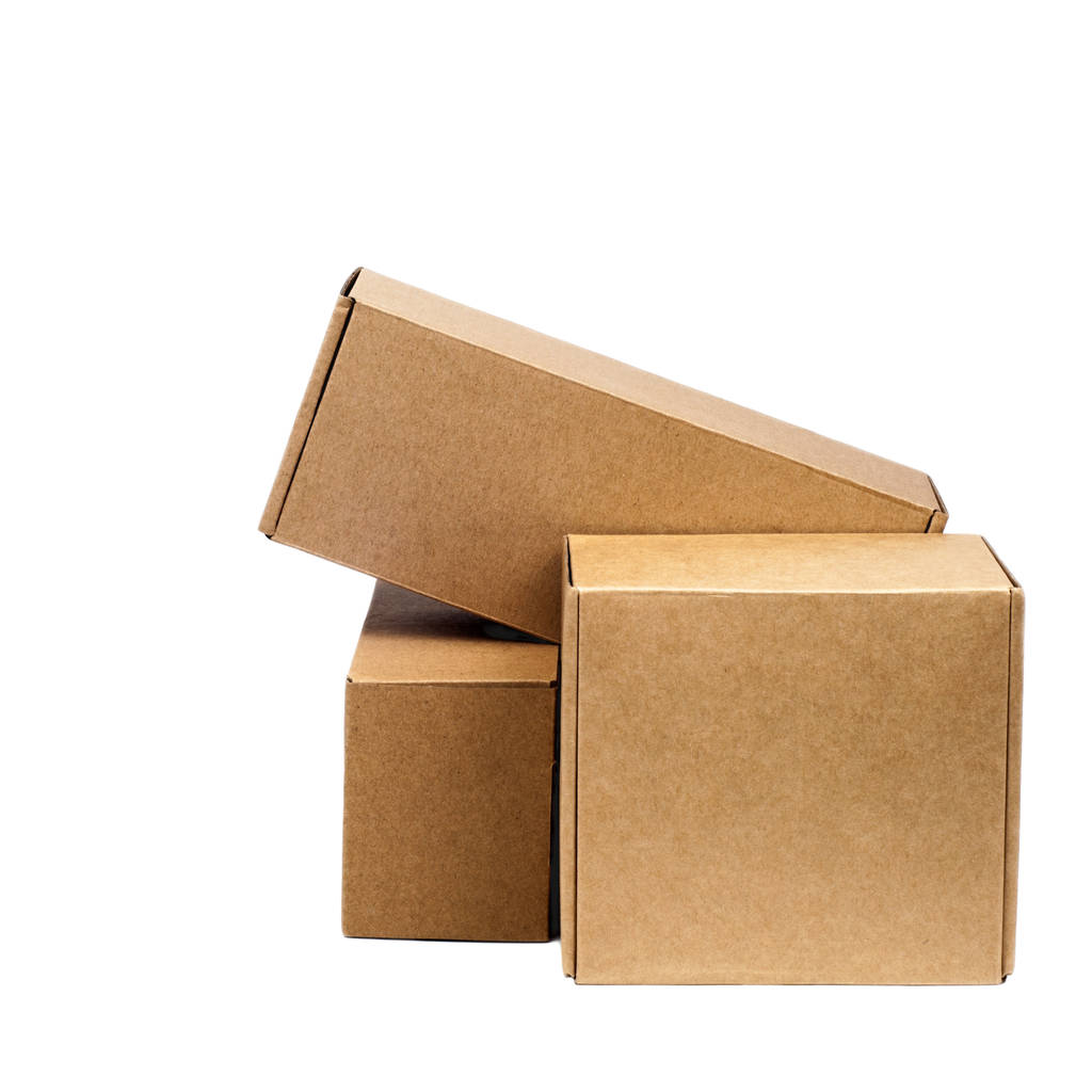 Kartons für Waren auf weißem Hintergrund. Unterschiedliche Größe. Isoliert auf weißem Hintergrund - Foto, Bild