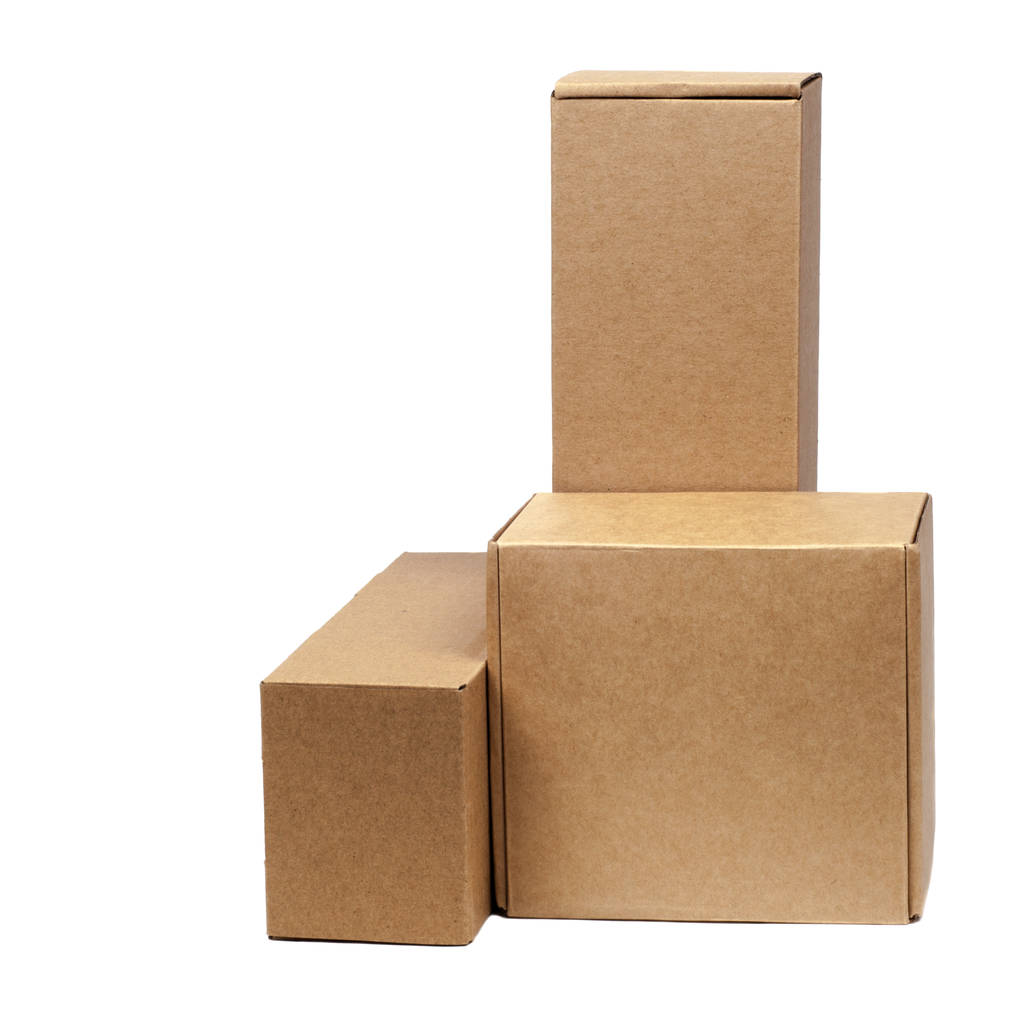 Pudełka kartonowe na towary na białym tle. Różnego rozmiaru. Izolacja na białym tle - Zdjęcie, obraz