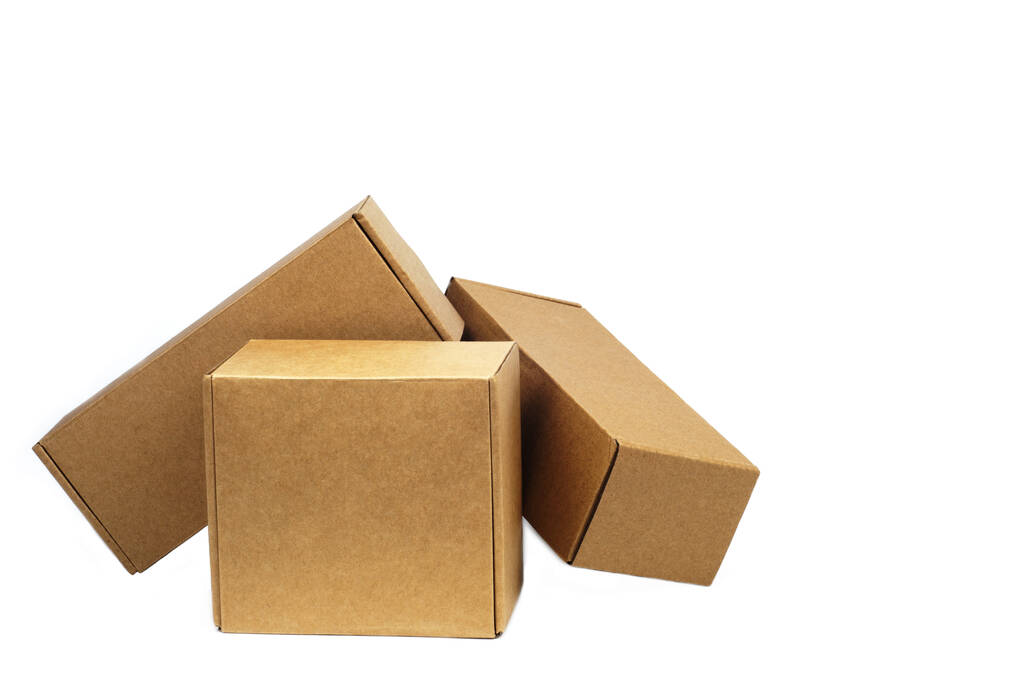 Cajas de cartón para mercancías sobre fondo blanco. Diferente tamaño. Aislado sobre fondo blanco - Foto, Imagen