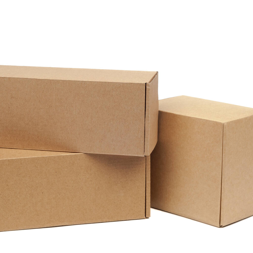 Cajas de cartón para mercancías sobre fondo blanco. Diferente tamaño. Aislado sobre fondo blanco - Foto, imagen