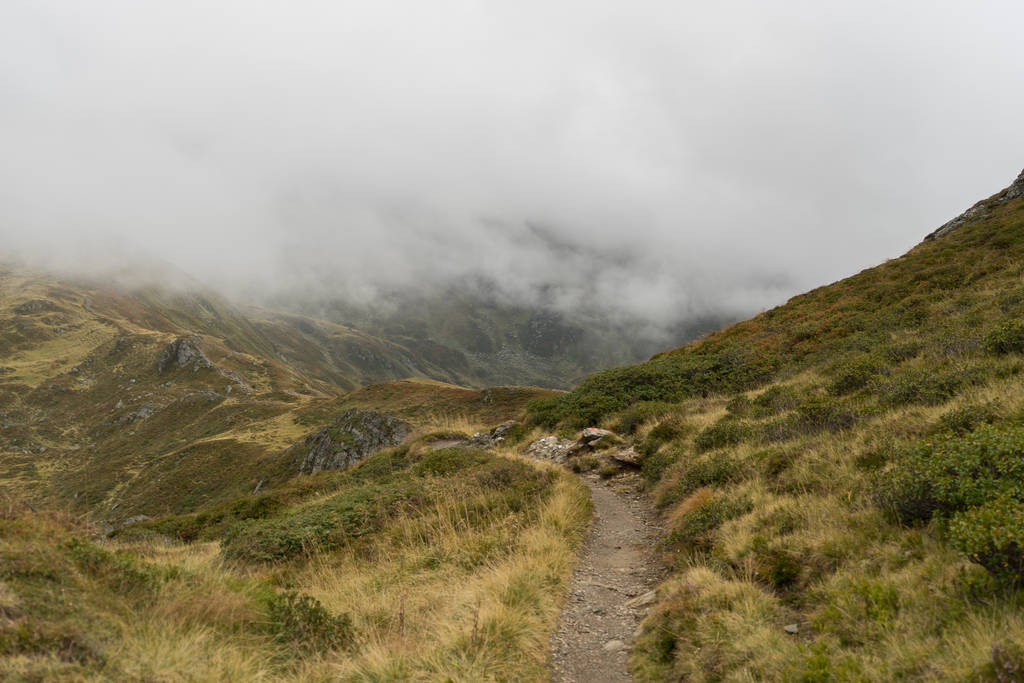 Βροχερή μέρα στα σύννεφα του βουνού και πράσινους λόφους στο μονοπάτι trek - Φωτογραφία, εικόνα