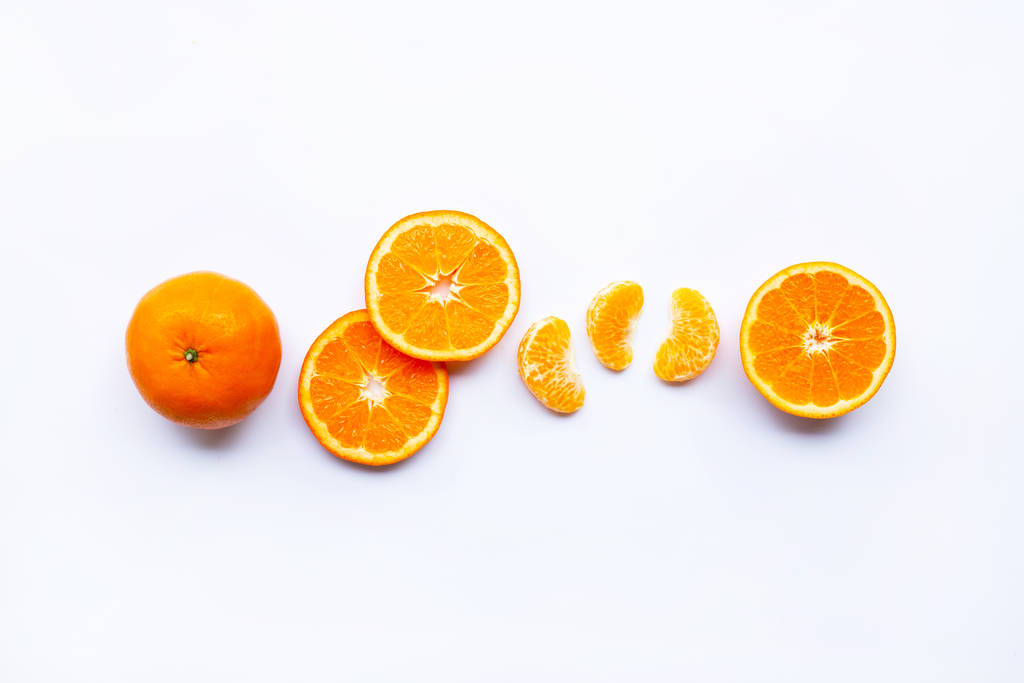 Свіжі помаранчеві цитрусові на білому тлі
. - Фото, зображення