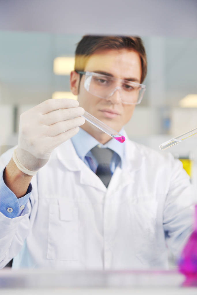 έρευνα και επιστημονικό γιατρό φοιτητές σε φωτεινό εργαστήριο που εκπροσωπεί χημεία εκπαίδευση και ιατρική έννοια - Φωτογραφία, εικόνα