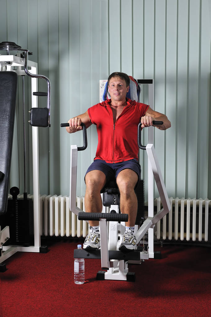 Starker junger Mann trainiert im Fitnessstudio - Foto, Bild