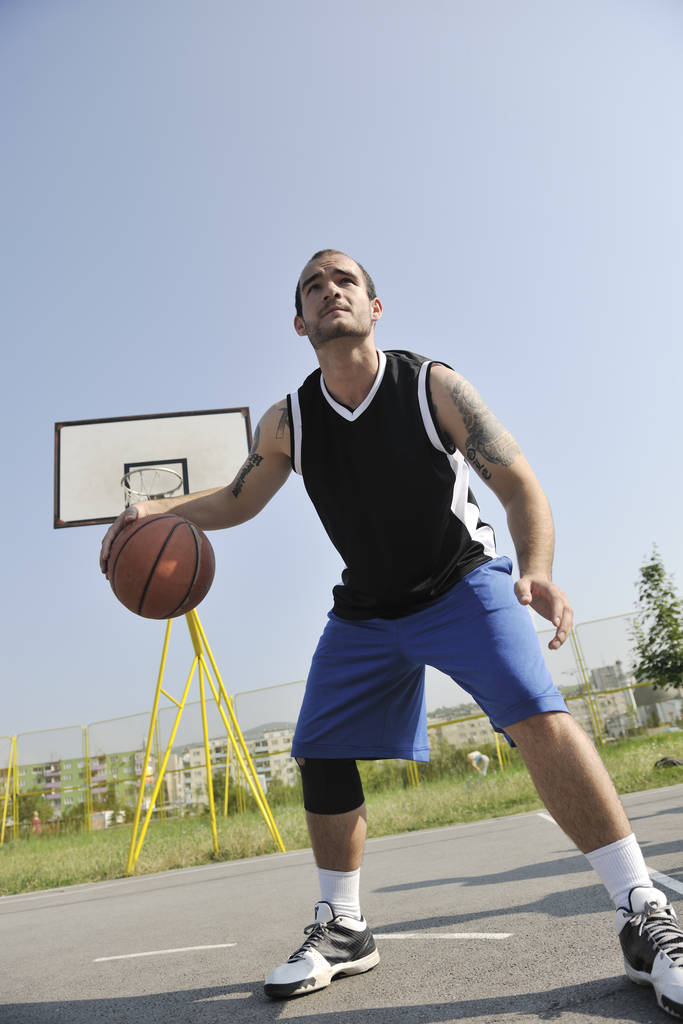 Koszykarz praktykujący i pozujący do koszykówki i sportu koncepcja sportowca - Zdjęcie, obraz