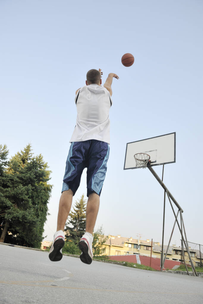 Joueur de basket-ball pratiquant et posant pour le concept de basket-ball et d'athlète sportif - Photo, image