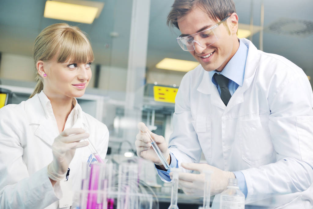 science et recherche biologie chimie et médecine jeune couple dans un laboratoire moderne lumineux - Photo, image