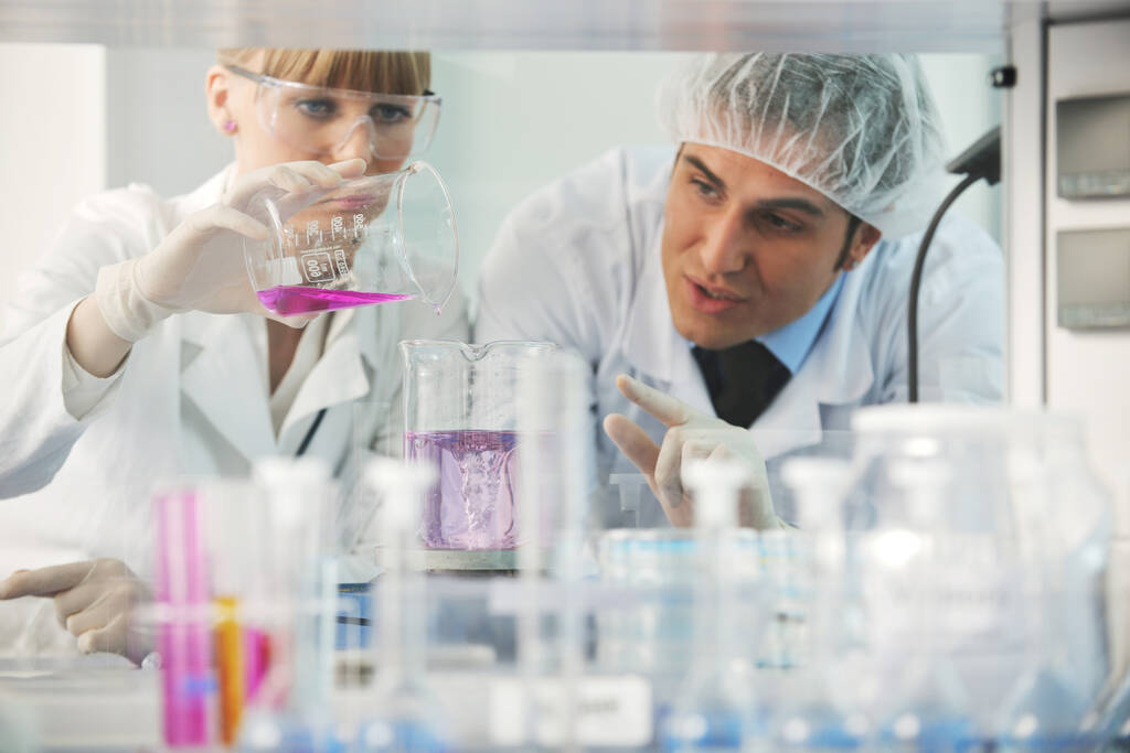 ciência e pesquisa biologia química um dmedicine youn pessoas casal em laboratório moderno brilhante
 - Foto, Imagem