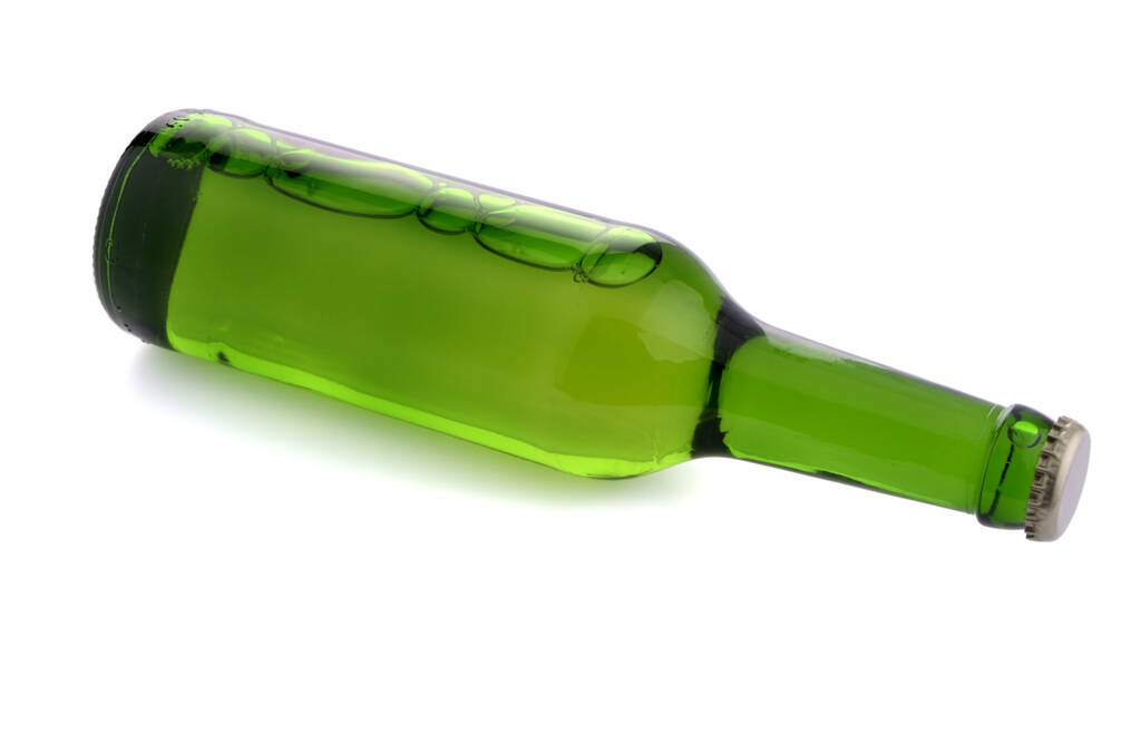 Bouteille verte avec liquide, isolée sur fond blanc
 - Photo, image