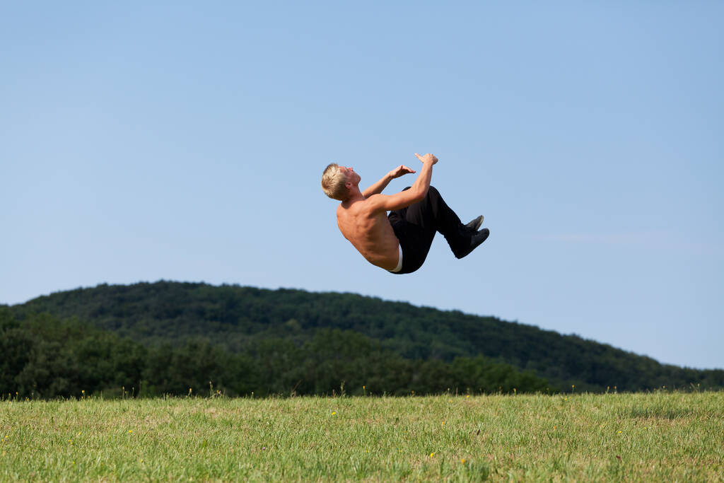 salto, νέοι αθλητές κατά τη διάρκεια της άσκησης στη φύση - Φωτογραφία, εικόνα