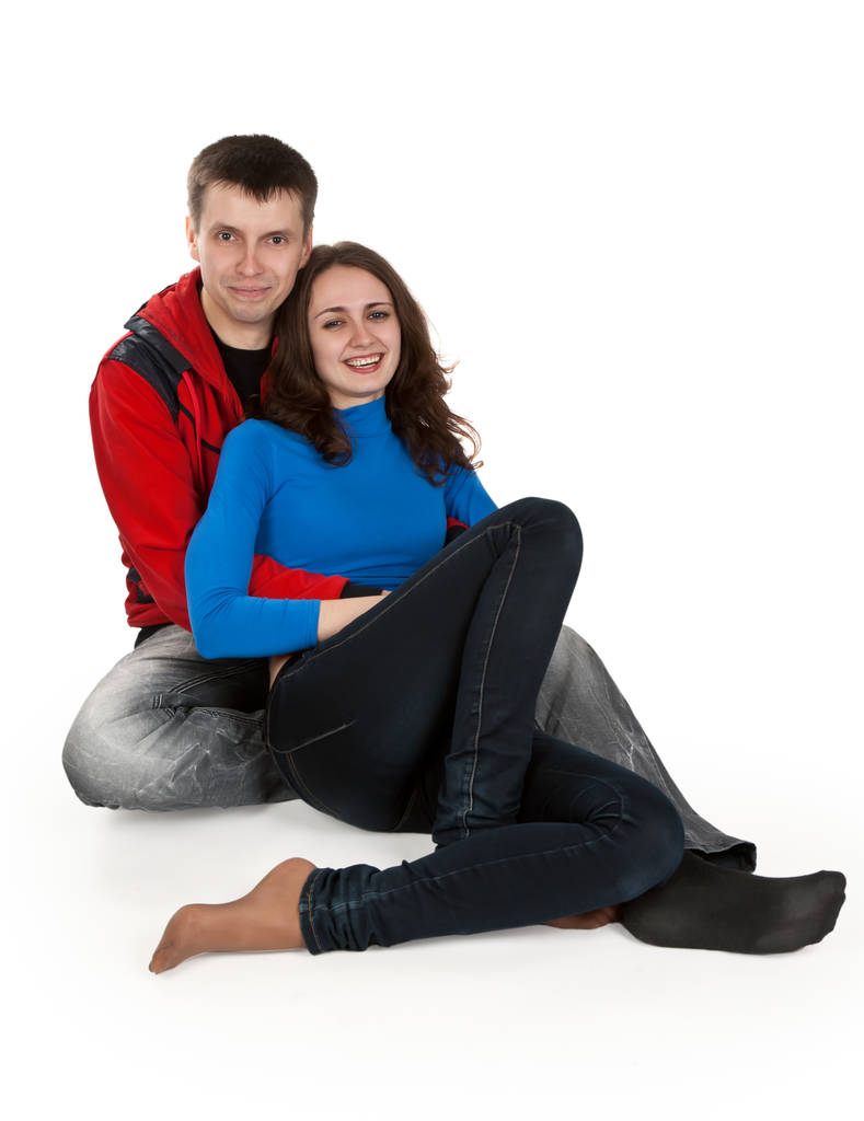 junges Paar sitzt auf weißem Boden - Foto, Bild