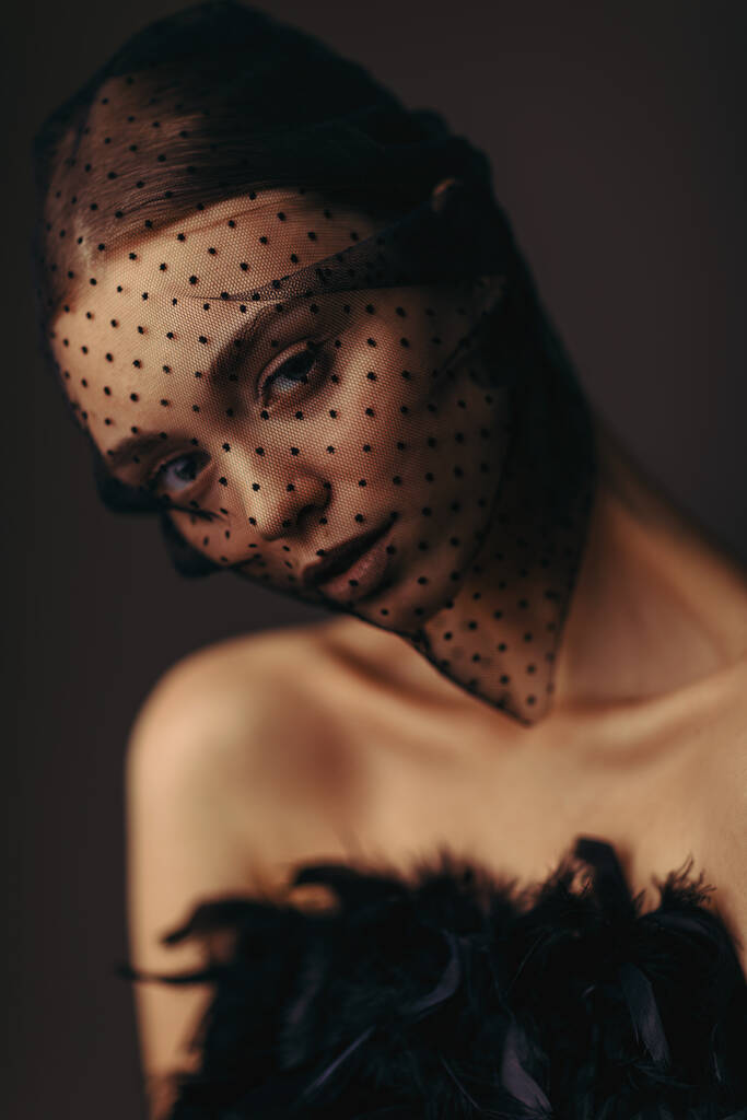 элегантная девушка, позирующая в черной вуали
 - Фото, изображение