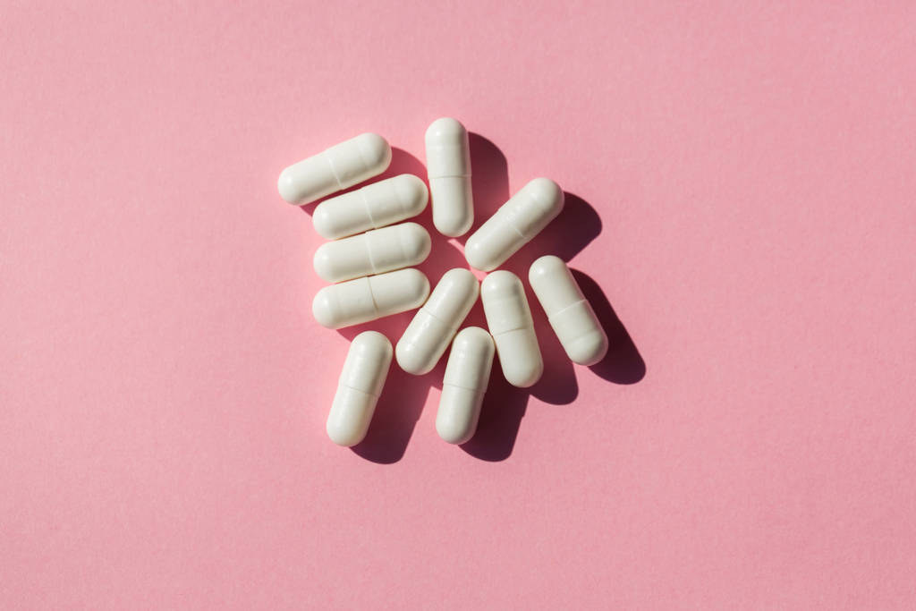 Куча лекарственных белых капсул
 - Фото, изображение