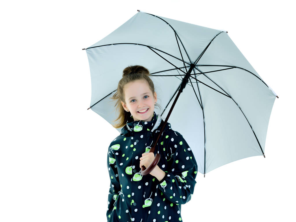 Маленькая девочка под зонтиком
. - Фото, изображение