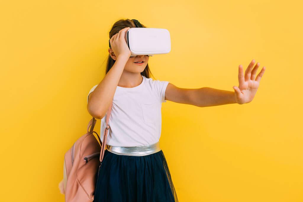 Dívka ve školní uniformě s brýlemi virtuální reality - Fotografie, Obrázek