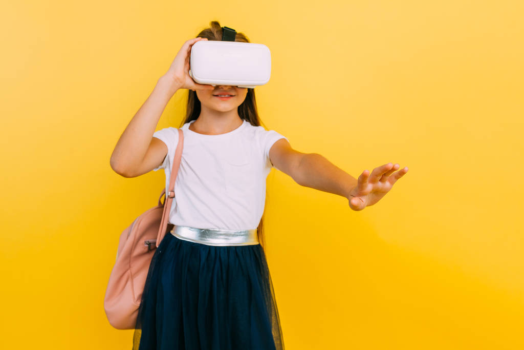 Menina em uniforme escolar com óculos de realidade virtual
 - Foto, Imagem