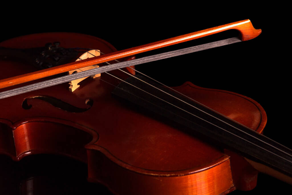 violín y arco aislados en negro
 - Foto, Imagen