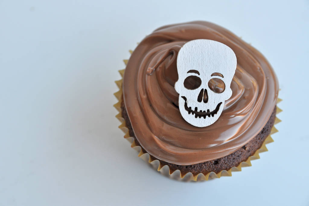 Totenkopf-Cupcake auf Hintergrund, Nahaufnahme - Foto, Bild