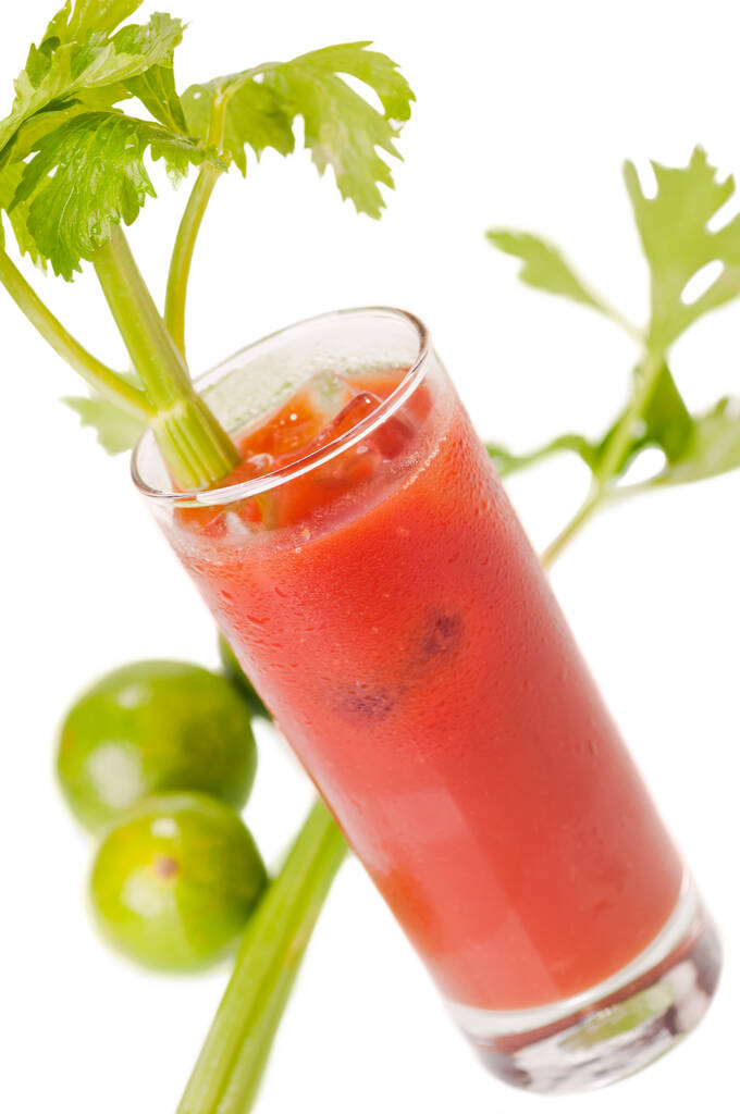Bloody Mary cocktail met selderij en limoenen fruit achtergrond - Foto, afbeelding