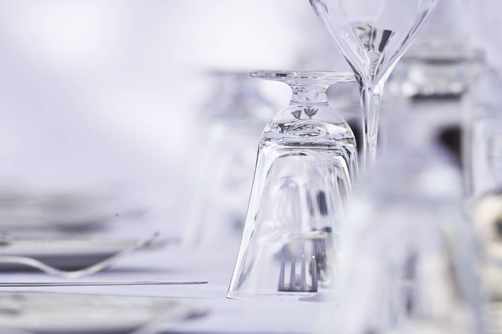 poharak és evőeszközök elegáns luxus éttermi környezetben - Fotó, kép