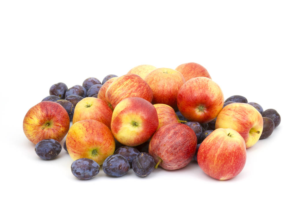 tuoreet omenat ja luumut valkoisella pohjalla
 - Valokuva, kuva