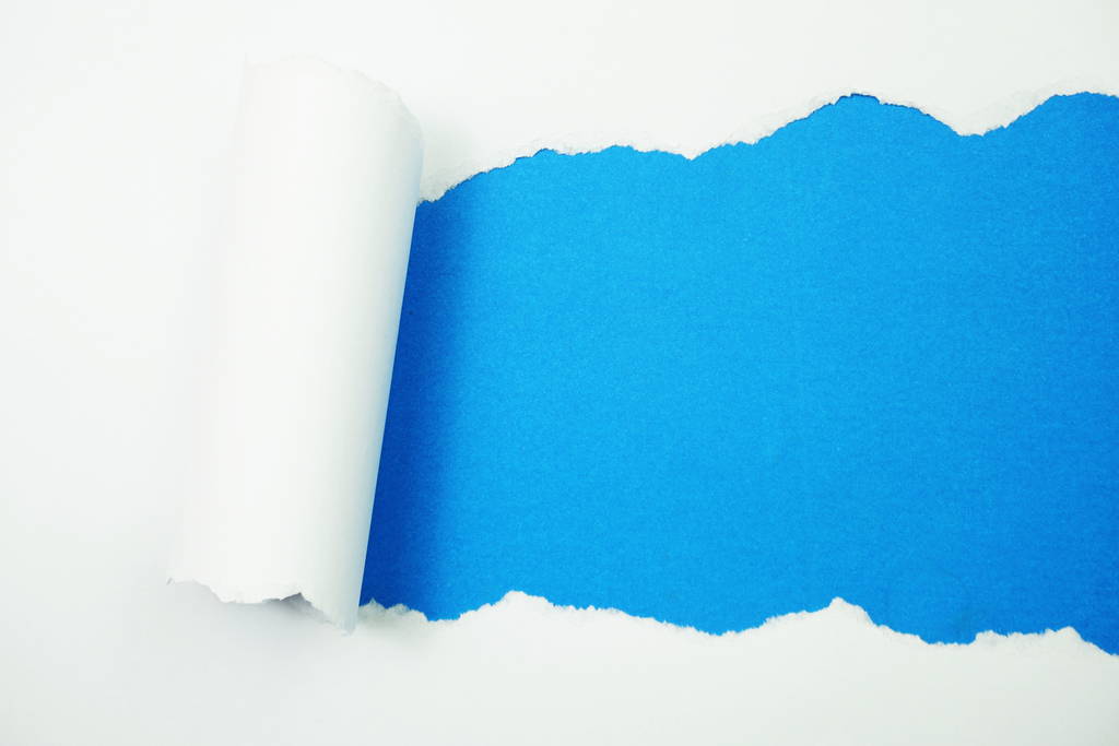 Papier mit Leerzeichen auf blauem Hintergrund zerrissen - Foto, Bild