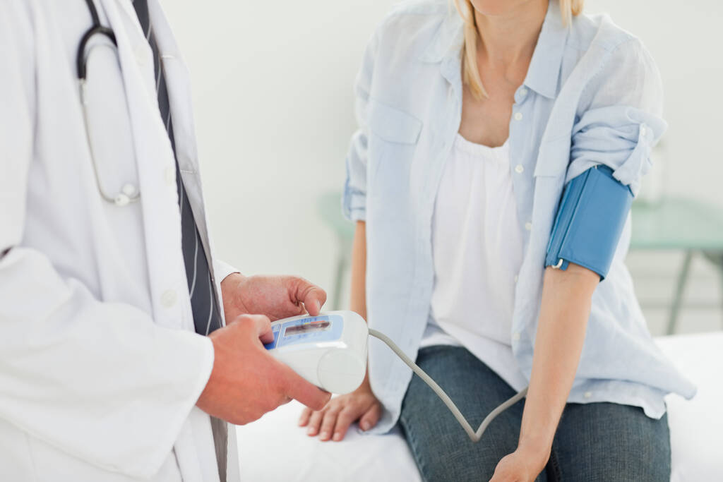 Médico medir a pressão arterial de seus pacientes
 - Foto, Imagem
