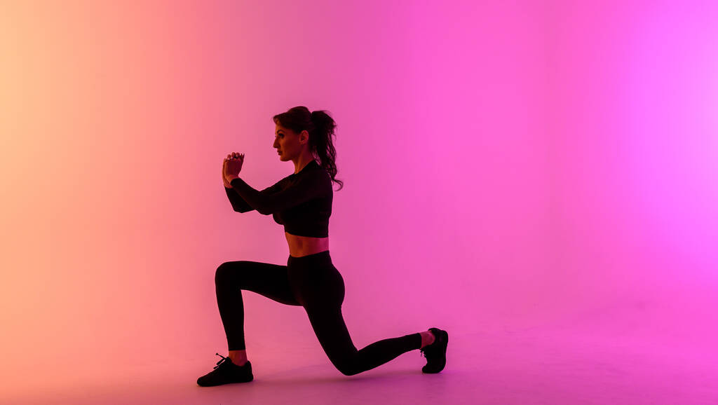 Αθλητικό κορίτσι σε ένα φωτεινό φόντο χρώμα κάνει ασκήσεις.  - Φωτογραφία, εικόνα